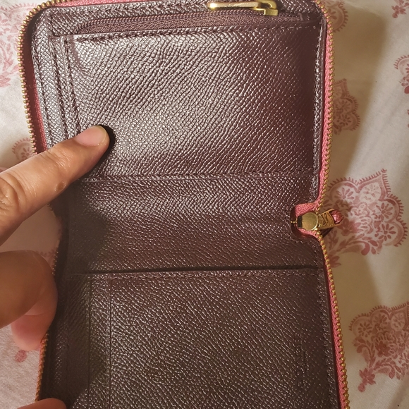 ✴️LIKE NEW✴️Coach zip wallet - Picture 3 of 3